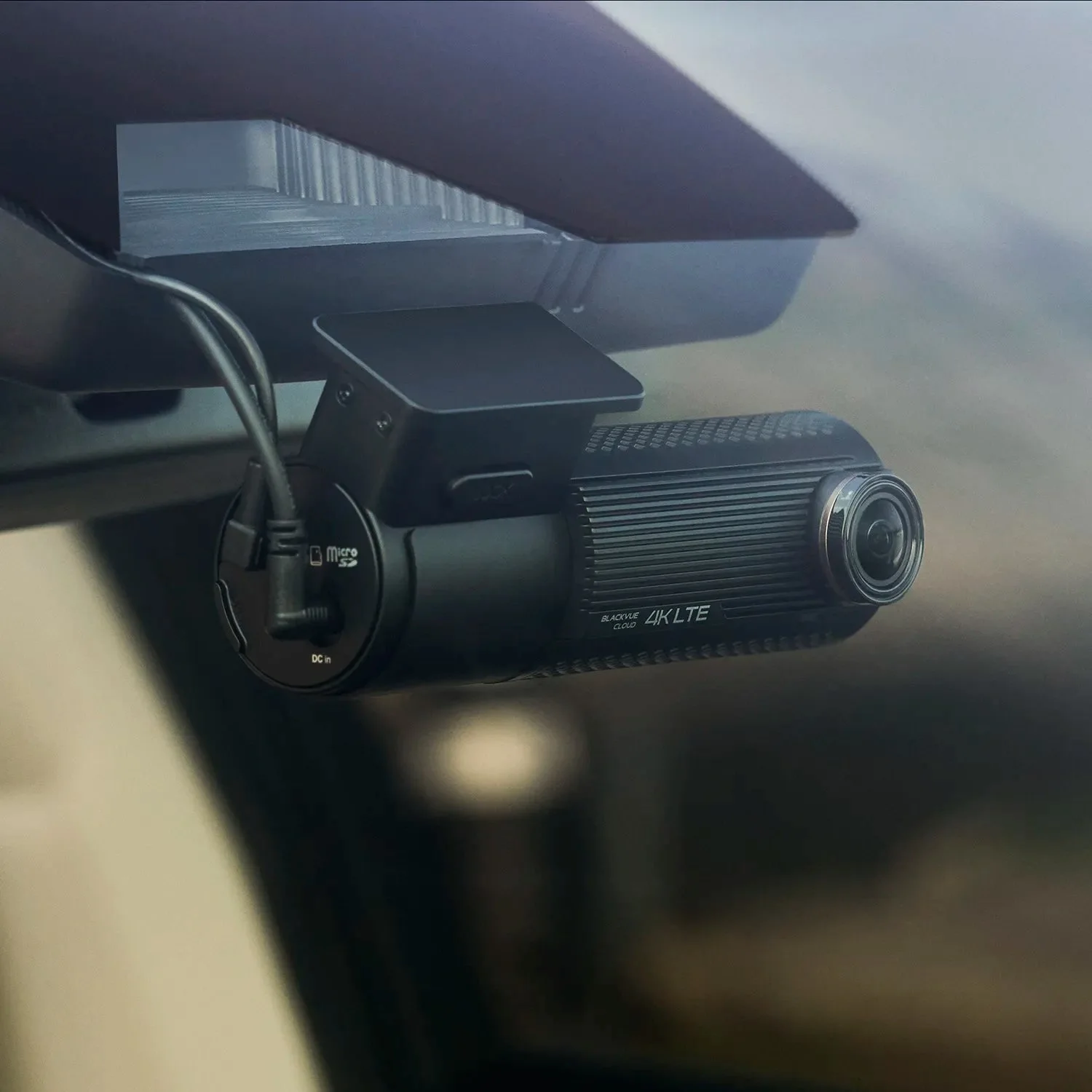 BlackVue DR970X-2CH LTE Plus II, montată pe parbriz